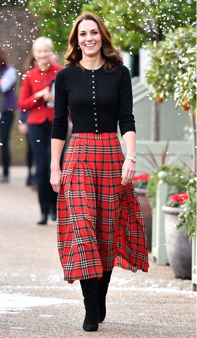 Kockás, rakott Emilia Wickstead szoknya és fekete Brora kardigán, tökéletes karácsonyi szett!