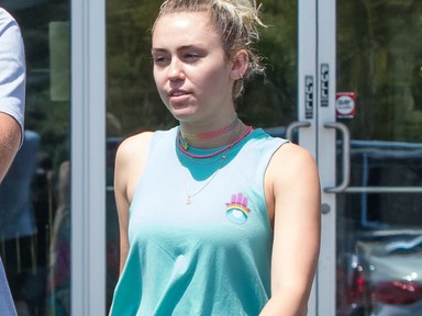 Miley Cyrus olyan hajlékony, hogy leesik az állad