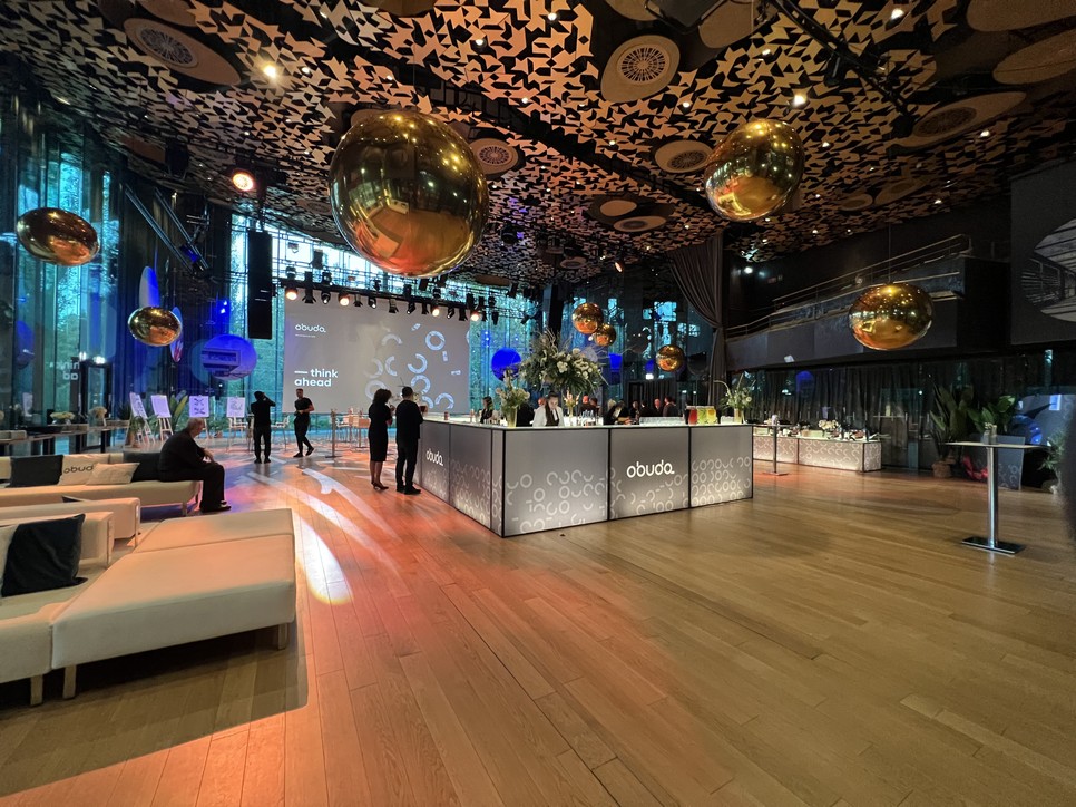 Füleki Bálint elkezdte bérbe adni az egyedi bútorokat különféle rendezvényekre, ebben áll a Mobilsofa egyedisége.