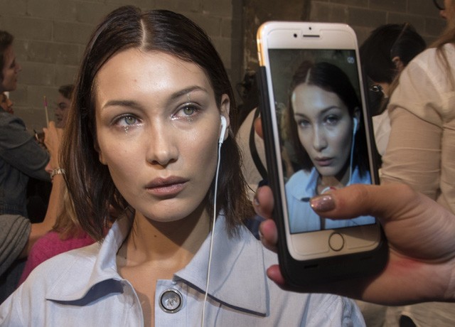 Bella Hadid a backstage-ben