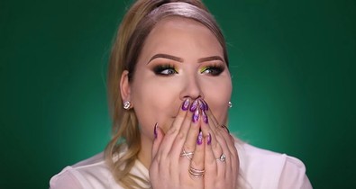 Ilyen Drew Barrymore smink nélkül és tökéletes sminkben