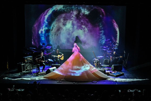 3D nyomtatással készülnek az Anna and the Barbies legújabb fellépőruhái