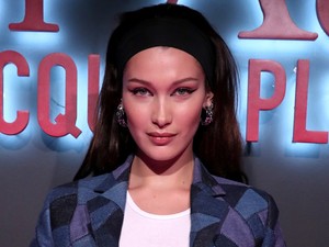 Bella Hadid őrületes patchwork farmerszerelésben
