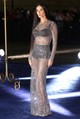 A Dolce&Gabbana exkluzív party-ján egy ezüstösen csillogó, hálós kialakítású pucérruhát választott a márkától, ami nem sokat hagyott a fantáziára - a színésznő fehérneműje teljes pompájában látszódott.