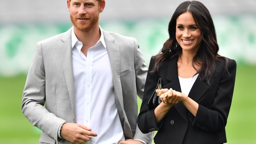 Nincs annál cukibb, ahogy Meghan Markle és Harry herceg a gyerekekkel játszanak!