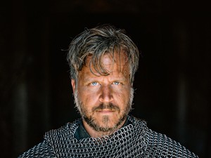 Haumann Máté jól elverte a Bebbanburg urát - A sikeres Az utolsó királyság angol sorozat negyedik évada is Magyarországon forgott