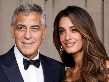 Amal Clooney a szezon legszebb ruhájában gálázott férje mellett: királynői megjelenésével homályosított el mindenkit