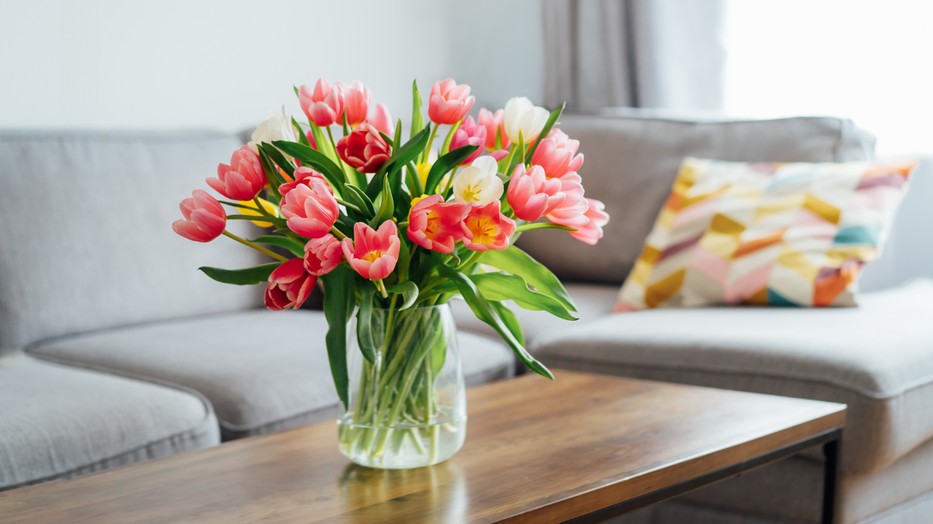 Egy egyszerű trükkel tovább frissek maradnak a vágott virágok