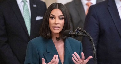 Kim Kardashian a legszexibb blézerben tért vissza a Fehér Házba