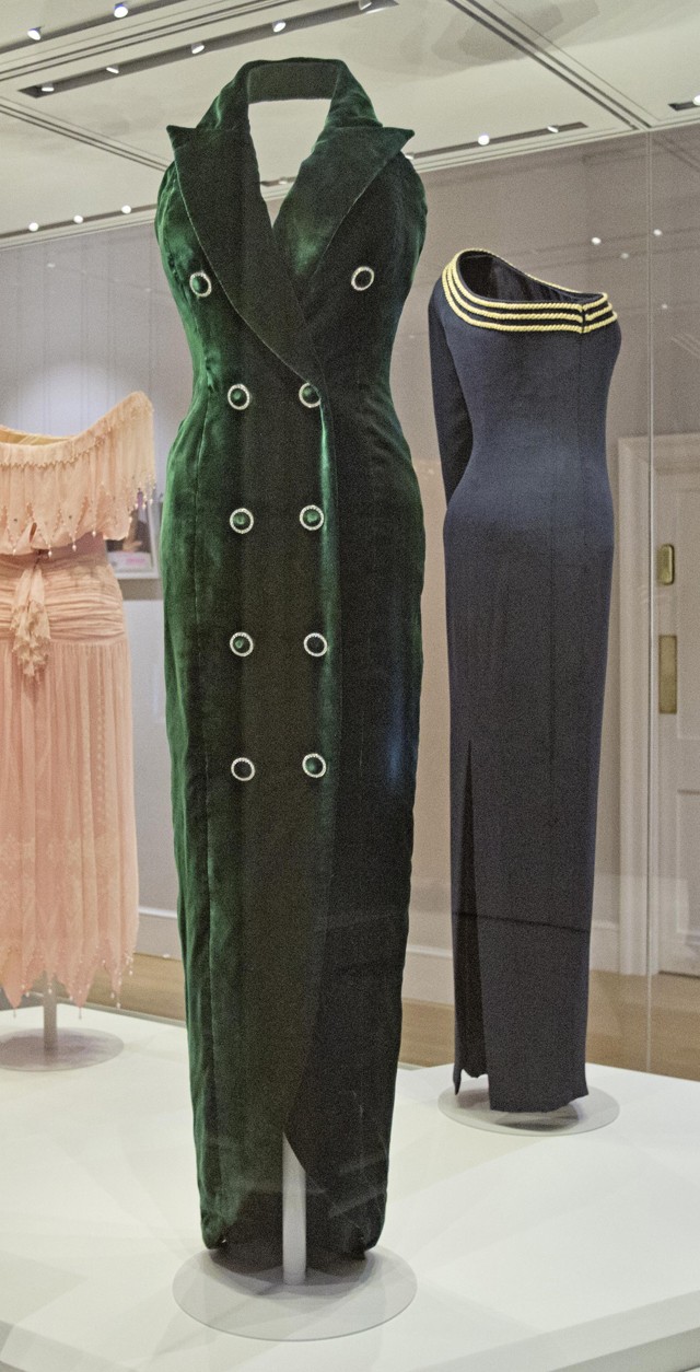 Diana az aktuális divatot mindig a saját stílusára formálta. A szmokingot idéző ruhát a 90-es években olyan sztárok népszerűsítették mint Madonna és Cindy Crawford. A trendisége mellett tökéletesen alkalmas volt elegáns eseményekre is a Catherine Walker tervezte darab 1992-ből.