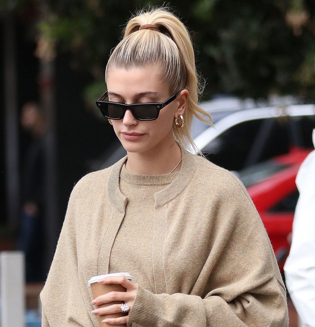 Hailey Bieber Baby Yoda szettje a nap fénypontja