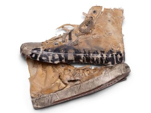 Az új divatbotrány: félmilliót kér a totálisan széthordott tornacipőért a Balenciaga