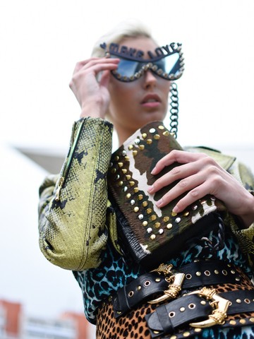 Ki mondta, hogy egy csipkekosztüm, vagy egy kristályos táska nem fér össze egy tornacipővel?