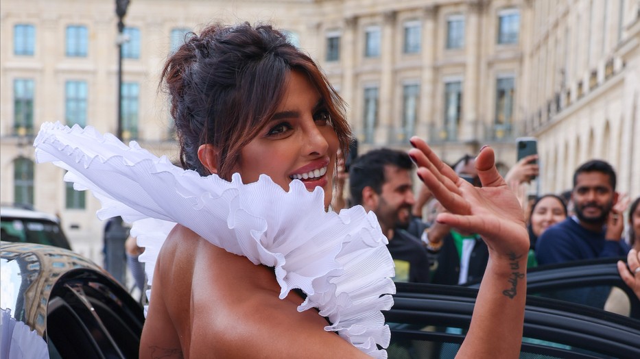 Megállt a levegő Priyanka Chopra körül ebben a drámai, pazar ruhában