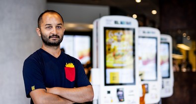 Látássérültként a Mekiben dolgozni: már három éve erősíti a gyorsétterem csapatát Henrik