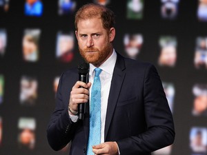 Félbeszakították Harry herceg nyilvános beszédét, és azonnal el kellett hagynia a színpadot