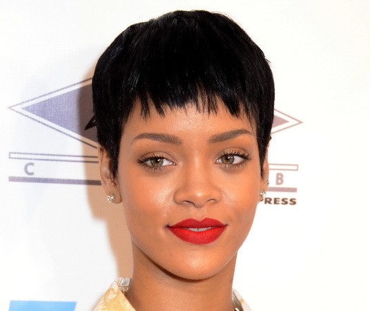 Idén ősszel nagy meglepetésre, rövid, fiús frizurát vágatott, szerintünk hamarosan megpróbálja ugyanezt más hajszínnel...