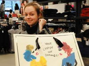 Budapesten is tömeg várta a Lanvin kollekciót!