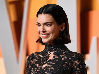 Kendall Jenner egy szál bikinialsóban pózol, pikáns fotói lángra lobbantották az internetet