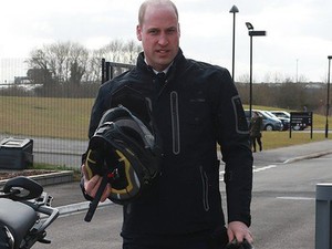 Láttad már Vilmos herceget vad motorosként? Katalin nem lesz boldog