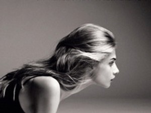 Félmeztelen jógázás tűsarkúban