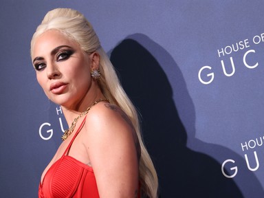 Lady Gaga felrobbantotta a vörös szőnyeget ebben a ruhában A Gucci-ház premierjén