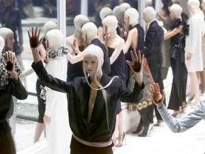 Brutális és gyönyörű: VOSS, ilyen volt a divattörténet legemlékezetesebb bemutatója