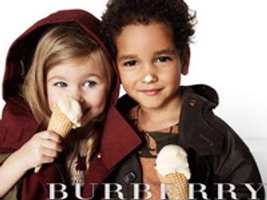 Burberrybe vagy Gucciba öltözzön a gyerek?