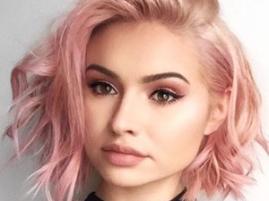 A legmenőbb hajtrend: lazac-sushi színű fürtök!