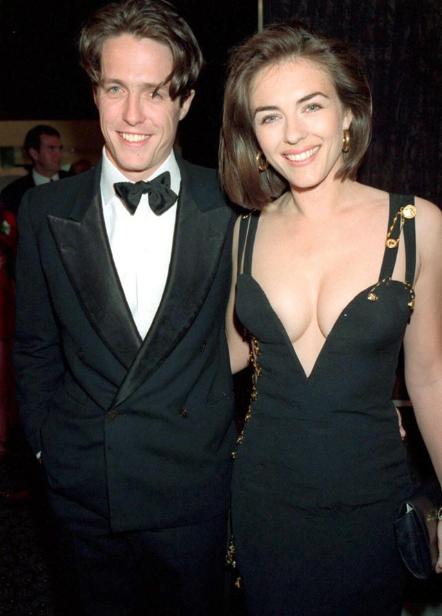 Hugh Grant és Liz Hurley az emlékezetes Versace ruhában