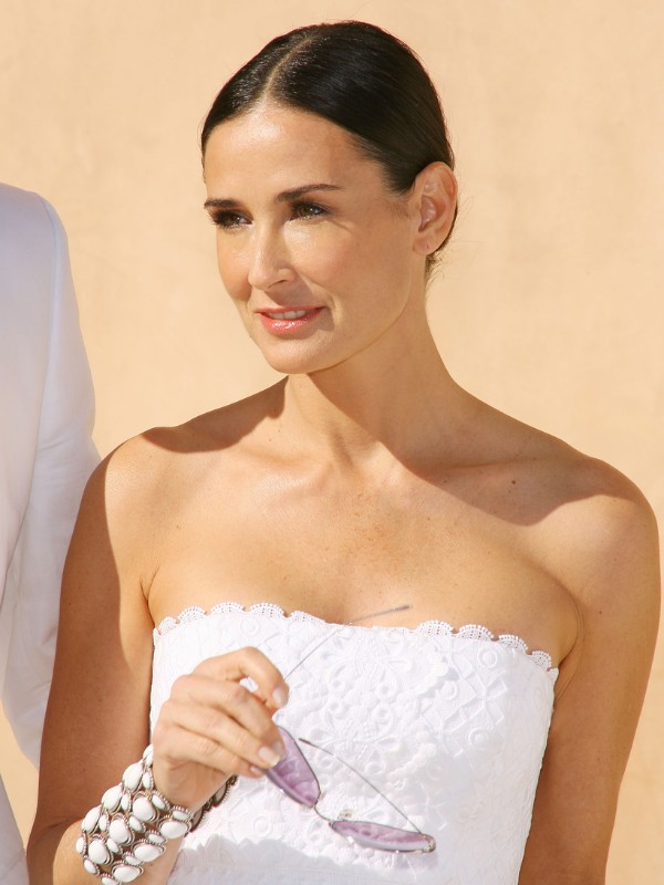 Demi felkötött frizurával a White Party-n