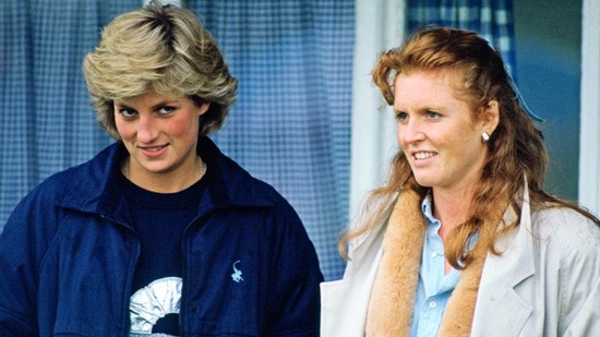 Diana hercegné tette a királyi család tagjává, mégis hátba szúrta őt Sarah Ferguson 