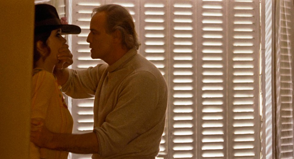 Maria Schneider nem tudta, milyen jelenetet kell eljátszania, a rendező Bertolucci így akart minél autentiksuabb felvételeket a rettegő nőről (Utolsó tangó Párizsban, 1972)