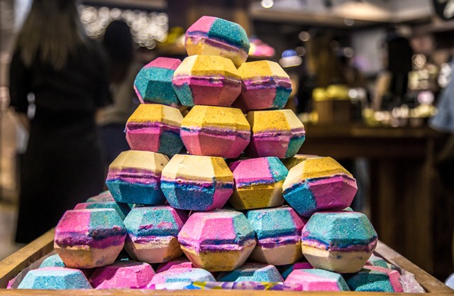 Elképesztő mennyiségű fürdőbombával jön a Lush 30. szülinapja