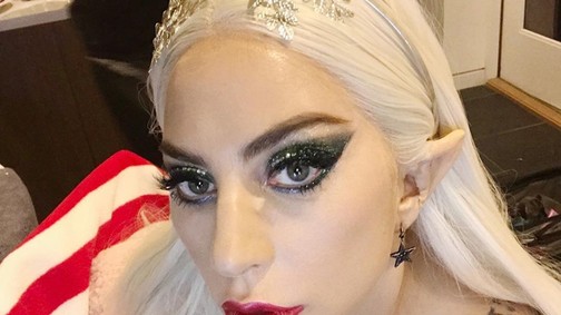 Lady Gaga a Mikulás manója lett, de a gyerekek visítva futnának előle