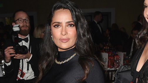 Ha meztelenül érkezett volna, Salma Hayek akkor se lehetett volna dögösebb, mint állig feketében