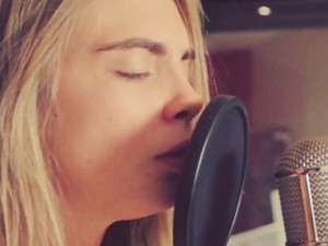 Cara Delevingne énekelni is tud!