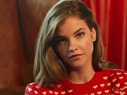 Palvin Barbi kiscicával, kötött pulcsival hoz ünnepi hangulatba