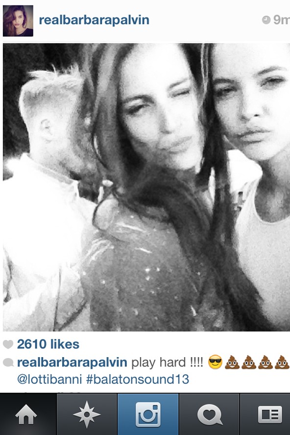 Úgy tűnik, gyorstalpaló flörtkurzust is indított Barbi a barátnőivel a Balaton Soundon. Jó kis píár! Valószínűleg jövőre még több külföldi fiú jön udvarolni a magyar lányoknak.