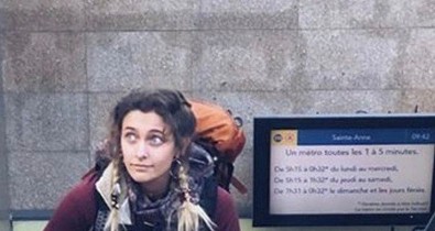 Paris Jackson hátizsákkal járja Franciaországot és ukulelén játszik közben!