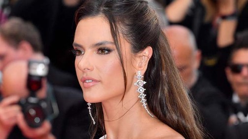 Alessandra Ambrosio átlátszó ruhában lopta el a show-t a vörös szőnyegen