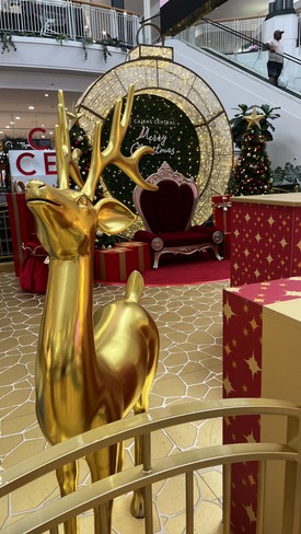 Ahogy Európában, úgy Ausztráliában is igen korán ünnepi díszbe öltöznek a plázák, ez itt épp Cairns