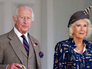 Borzasztóan kínos helyzetbe került Károly király és Kamilla királyné, erre a váratlan fordulatra lehetetlen volt felkészülni