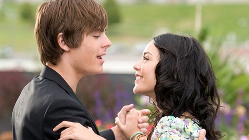 Vanessa Hudgens újra Gabriella Montez szerepébe bújt új videóklipje kedvéért