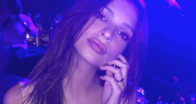 Emily Ratajkowski frufrut vágatott, de ezt elég nehéz észrevenni a pucérkodása mellett!