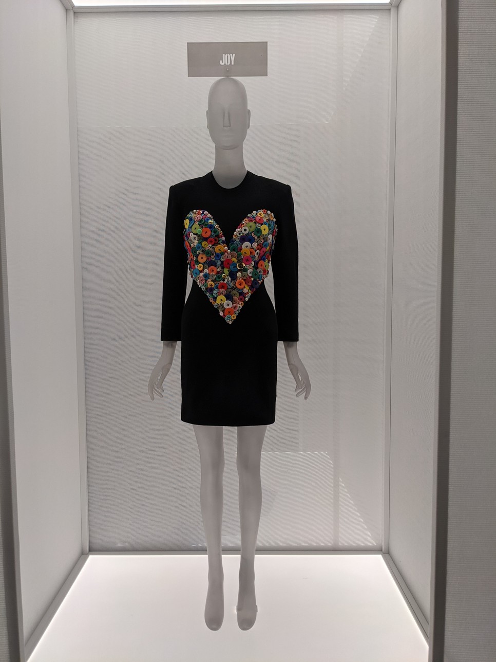 A szívet formázó sokféle színes gomb szimbolizálhatja az amerikai társadalom sokszínűségét is a Patrick Kelly tervezte ruhán (1986-87 ősz-tél)