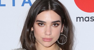 Csipkés kombinéban érkezett Dua Lipa a vörös szőnyeg