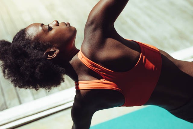 *Tetőtől talpig*Még a leglustábbak is tanúsíthatják, hogy a mozgás mennyire fontos. Természetesen nem arra szeretnénk rávenni, hogy minden nap fuss egy Margit-sziget kört, de akár 10 perc jóga vagy nyújtás, esetleg egy egész testet átmozgató légzőgyakorlat is csodákat tehet a reggeleiddel!