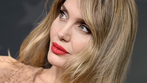 Angelina Jolie brutálisan szőke hajjal, élete legszebb ruhájában tündökölt a cannes-i filmfesztiválon