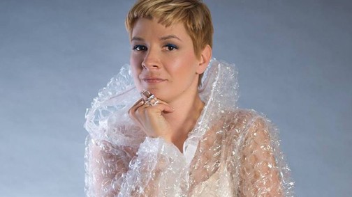 Zseniális magyar fesztiválkabát pukifóliából